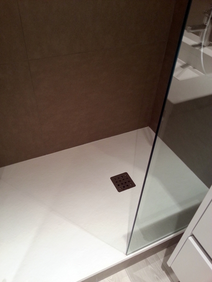 ducha de piedra blanca baño suitte