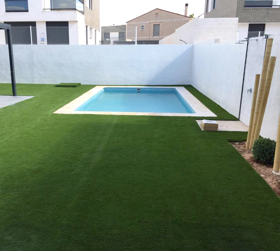 ducha exterior y camino lateral