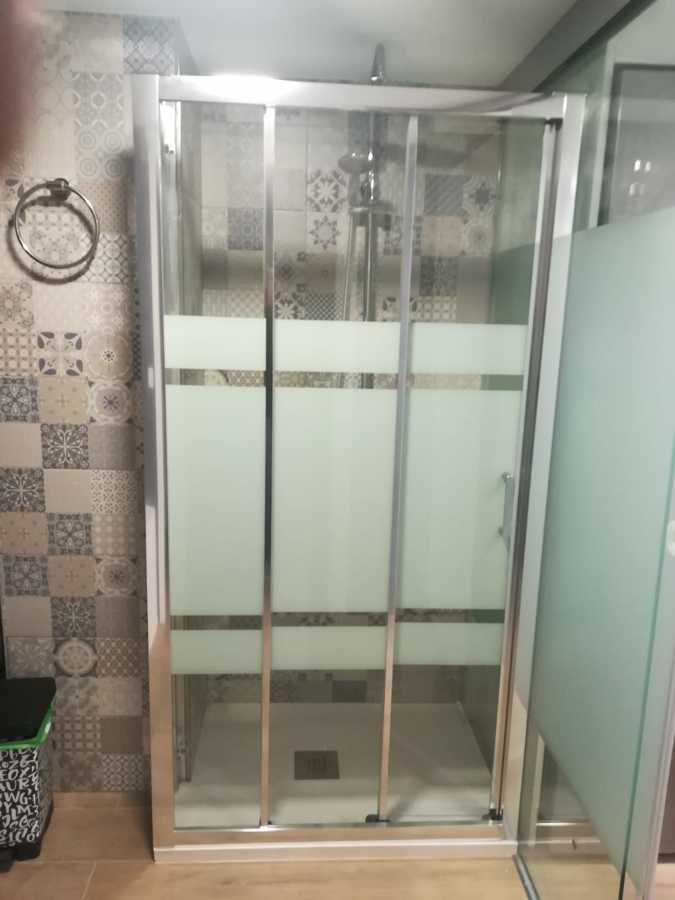 Ducha pequeña junto al jacuzzi