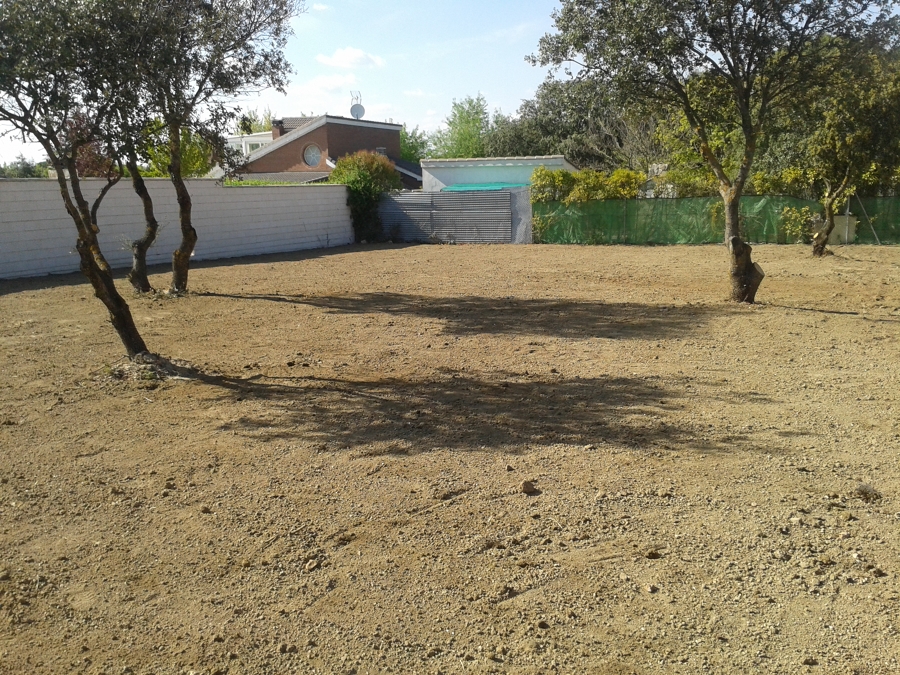 Echado de tierra y alisado