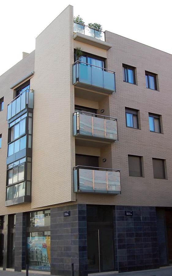 EDIFICI D'HABITATGES A BADALONA