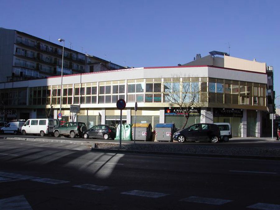 Edificio comercial de oficinas y locales comerciales con aparcamiento.