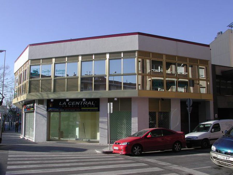Edificio comercial de oficinas y locales comerciales con aparcamiento.