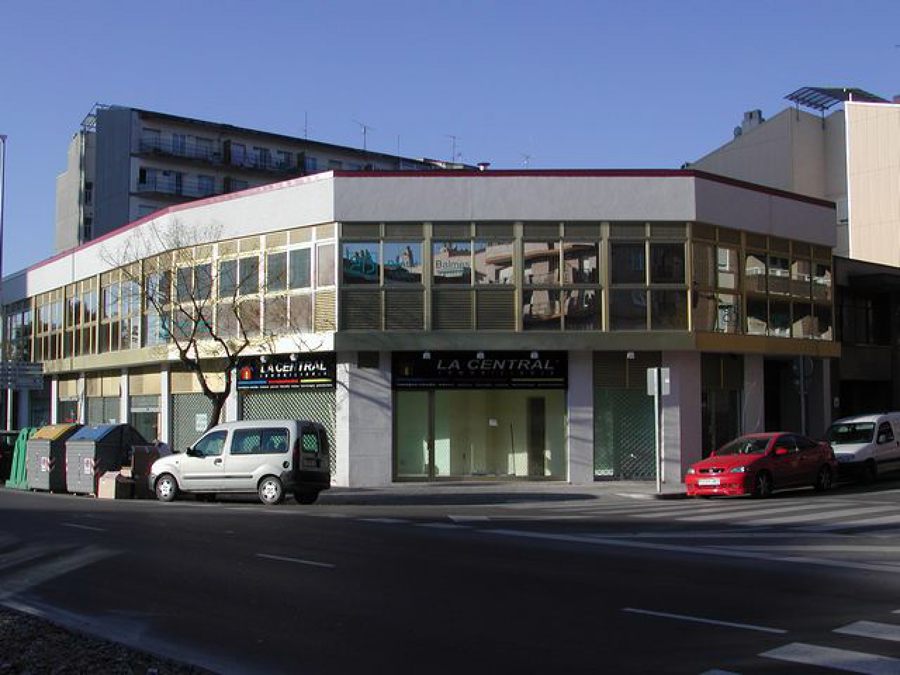 Edificio comercial de oficinas y locales comerciales con aparcamiento.