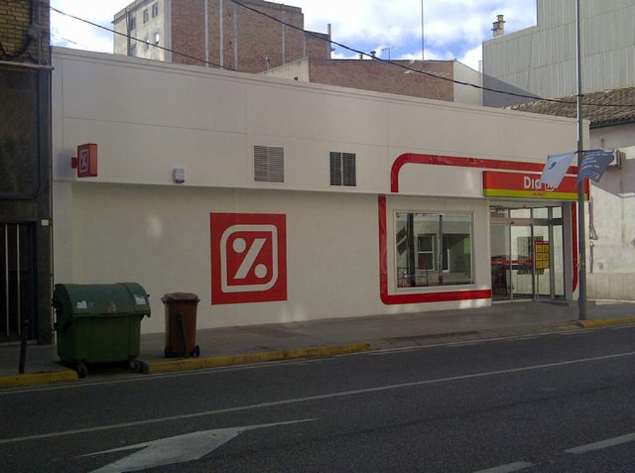 Edificio comercial y aparcamiento.