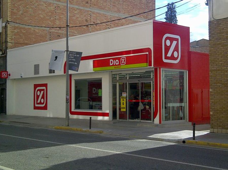 Edificio comercial y aparcamiento.