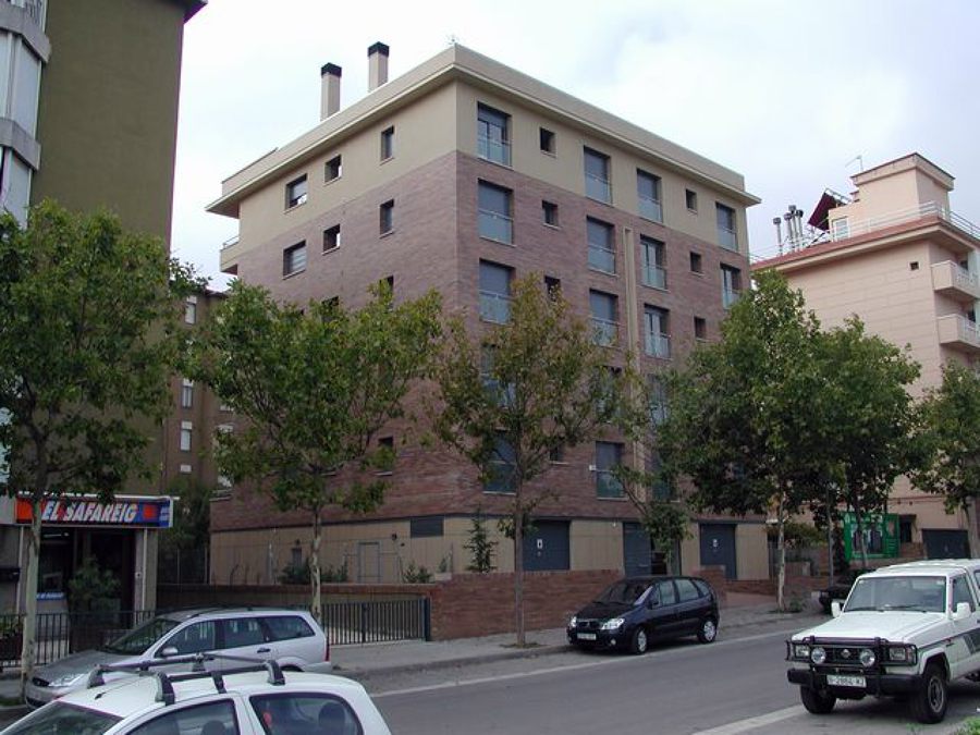 Edificio de viviendas con aparcamiento.