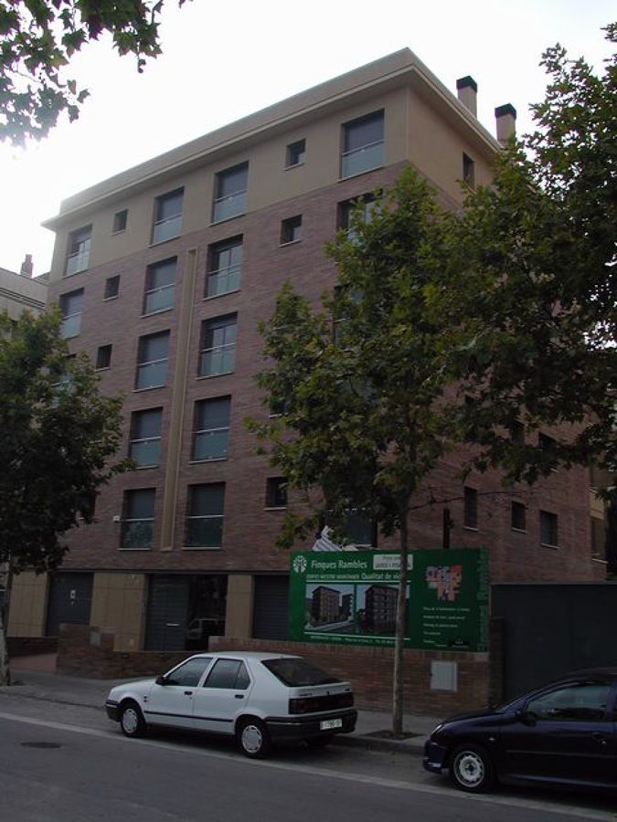 Edificio de viviendas con aparcamiento.