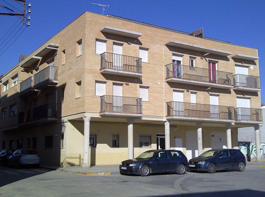 Edificio de viviendas con aparcamiento.