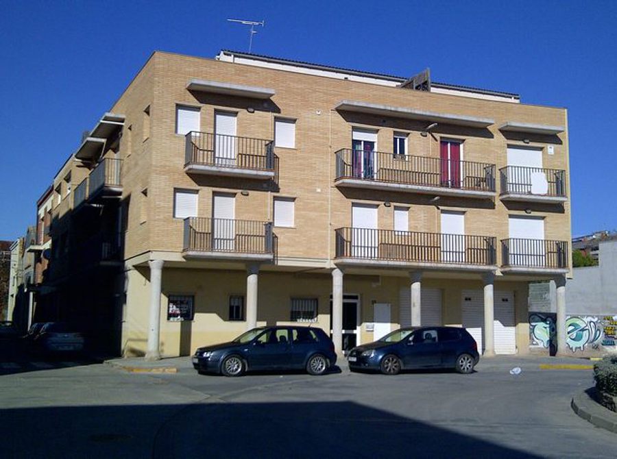 Edificio de viviendas con aparcamiento.