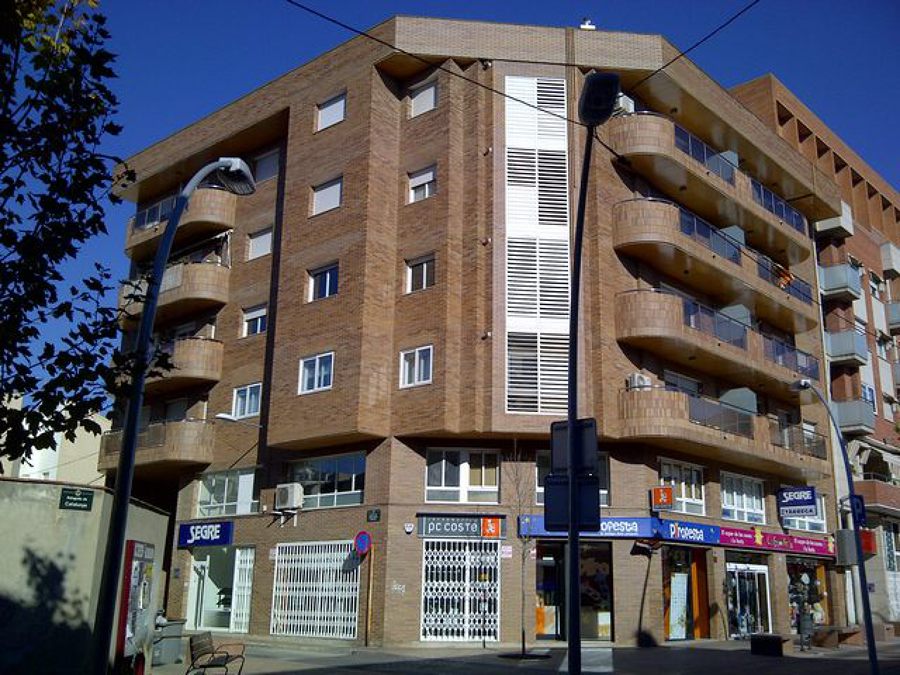Edificio de viviendas, locales comerciales y aparcamiento.