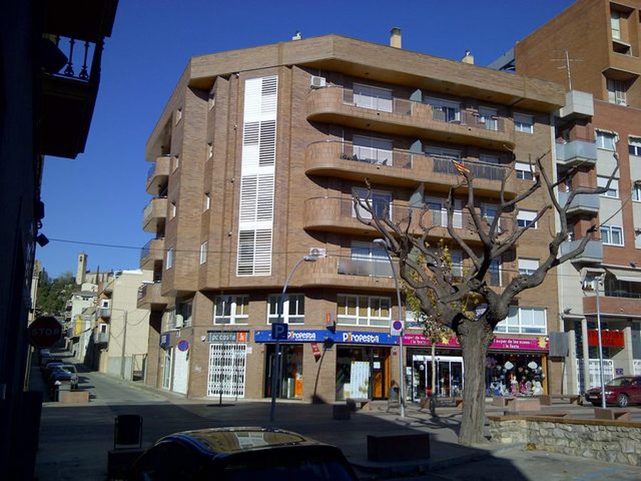 Edificio de viviendas, locales comerciales y aparcamiento.