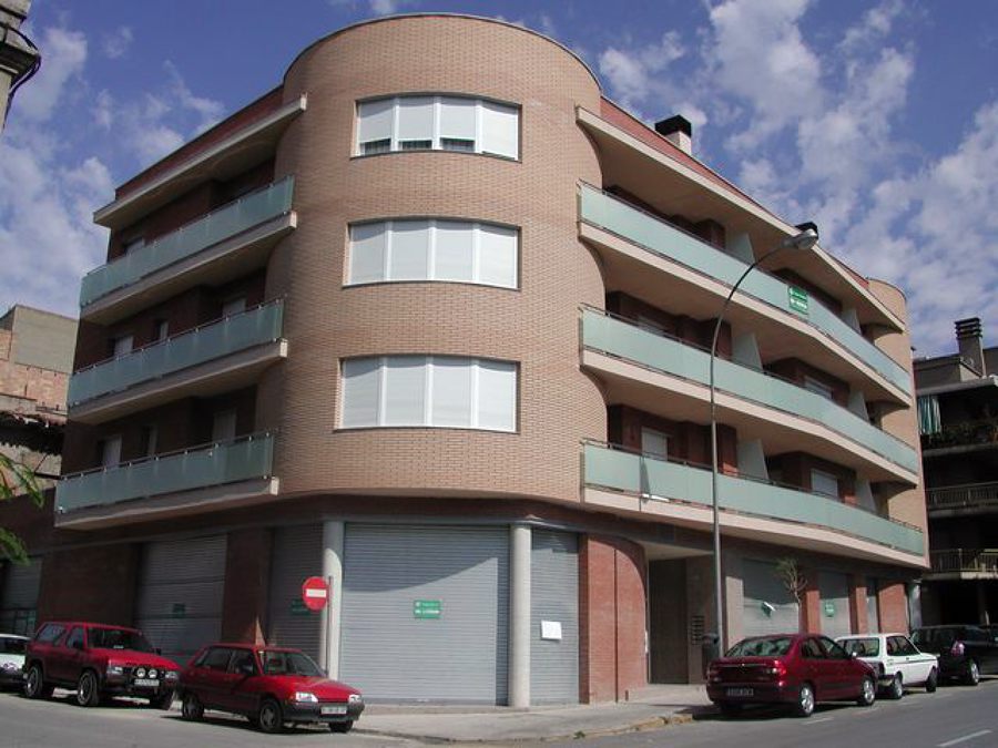 Edificio de viviendas, locales comerciales y aparcamiento.