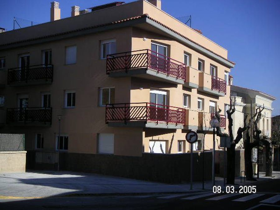 Edificio de viviendas, locales comerciales y aparcamiento.