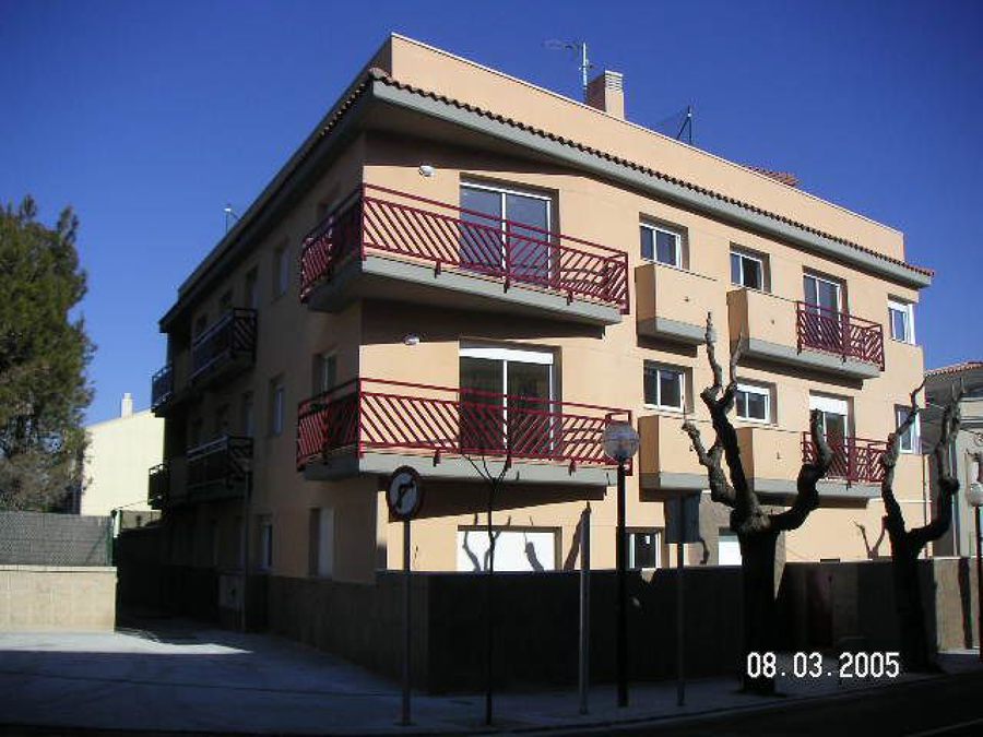 Edificio de viviendas, locales comerciales y aparcamiento.