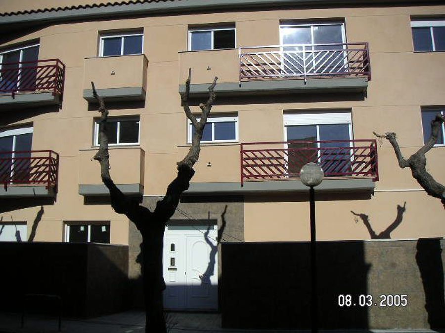 Edificio de viviendas, locales comerciales y aparcamiento.