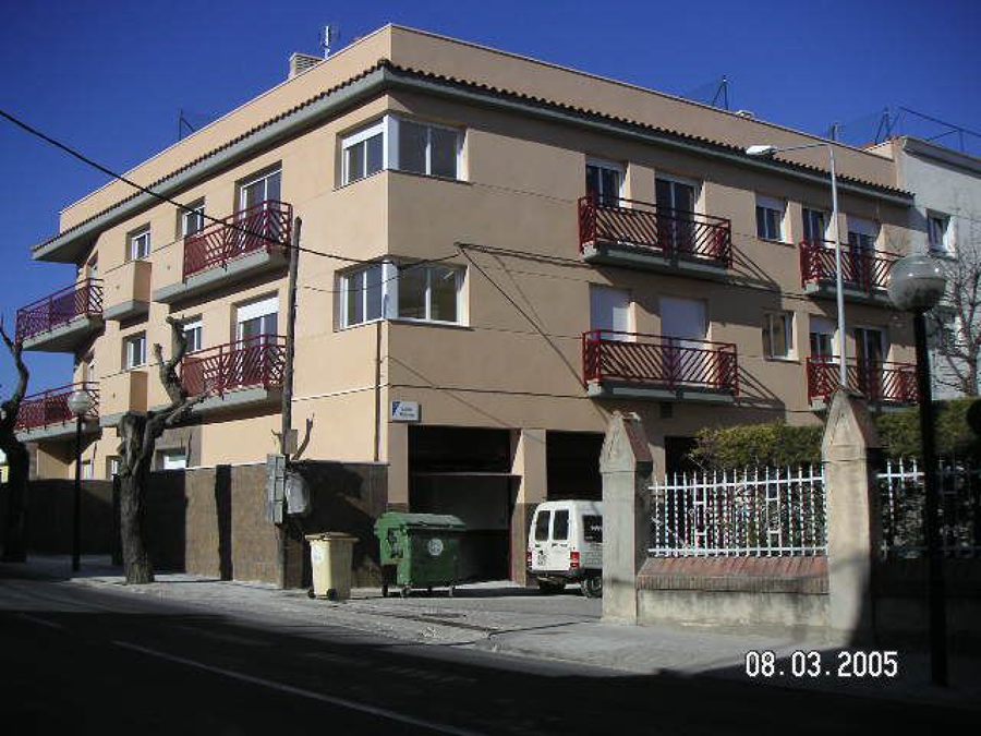 Edificio de viviendas, locales comerciales y aparcamiento.