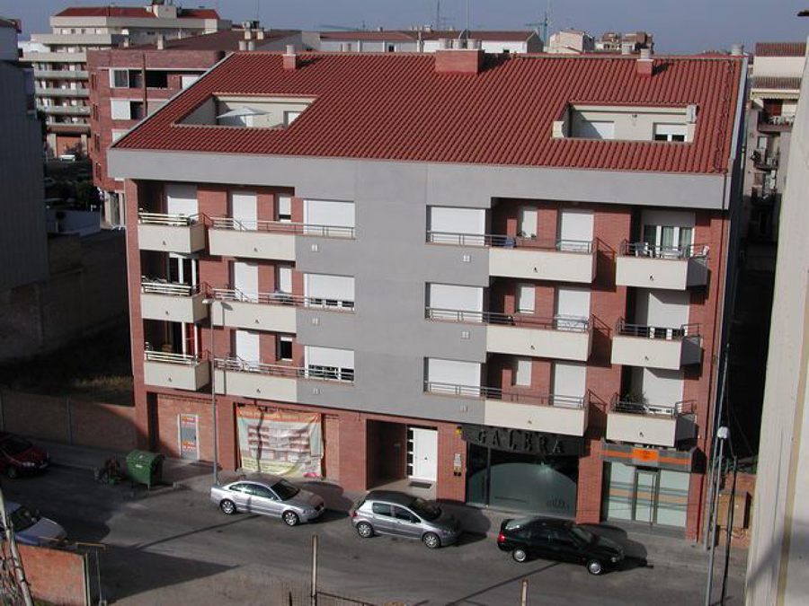 Edificio de viviendas, locales comerciales y aparcamiento.