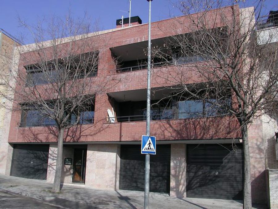 Edificio de viviendas, locales comerciales y aparcamiento.
