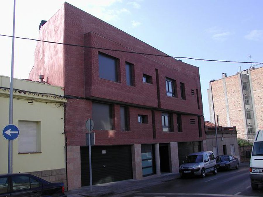 Edificio de viviendas, locales comerciales y aparcamiento.