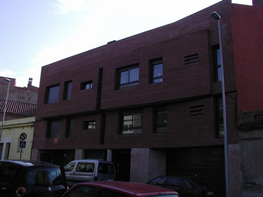 Edificio de viviendas, locales comerciales y aparcamiento.