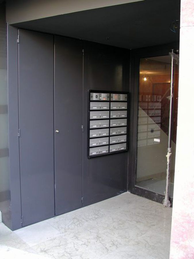 Edificio de viviendas, locales comerciales y aparcamiento.