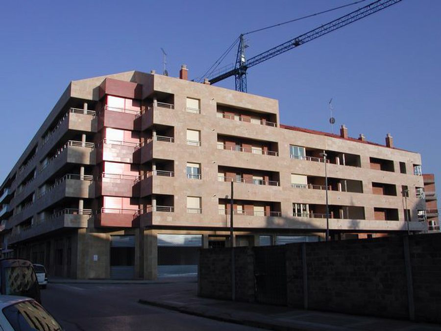 Edificio de viviendas, locales comerciales y aparcamiento.