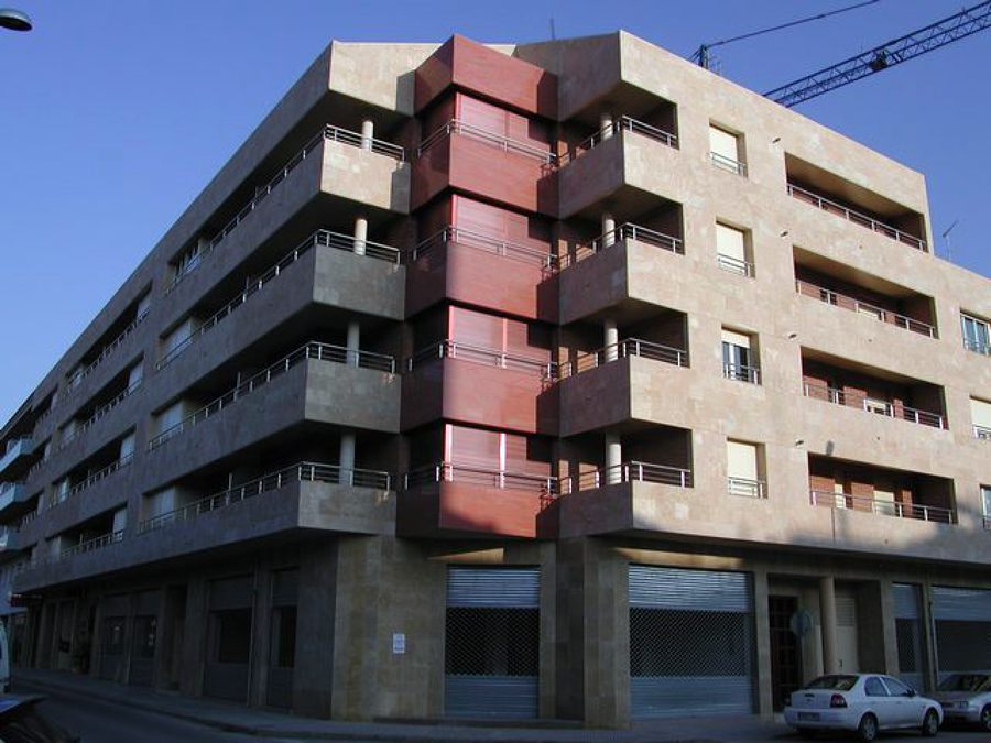 Edificio de viviendas, locales comerciales y aparcamiento.