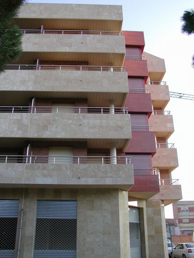 Edificio de viviendas, locales comerciales y aparcamiento.
