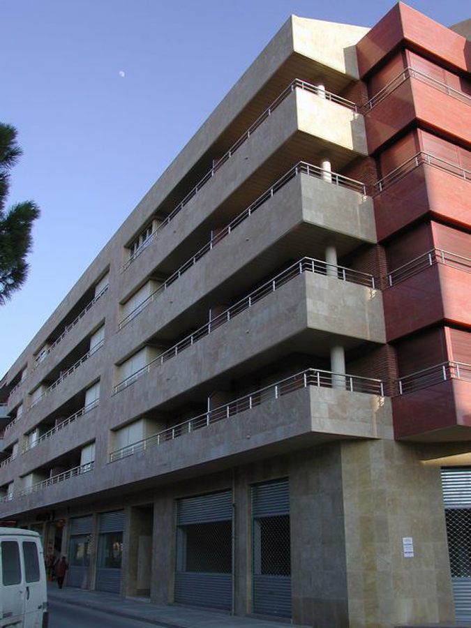 Edificio de viviendas, locales comerciales y aparcamiento.