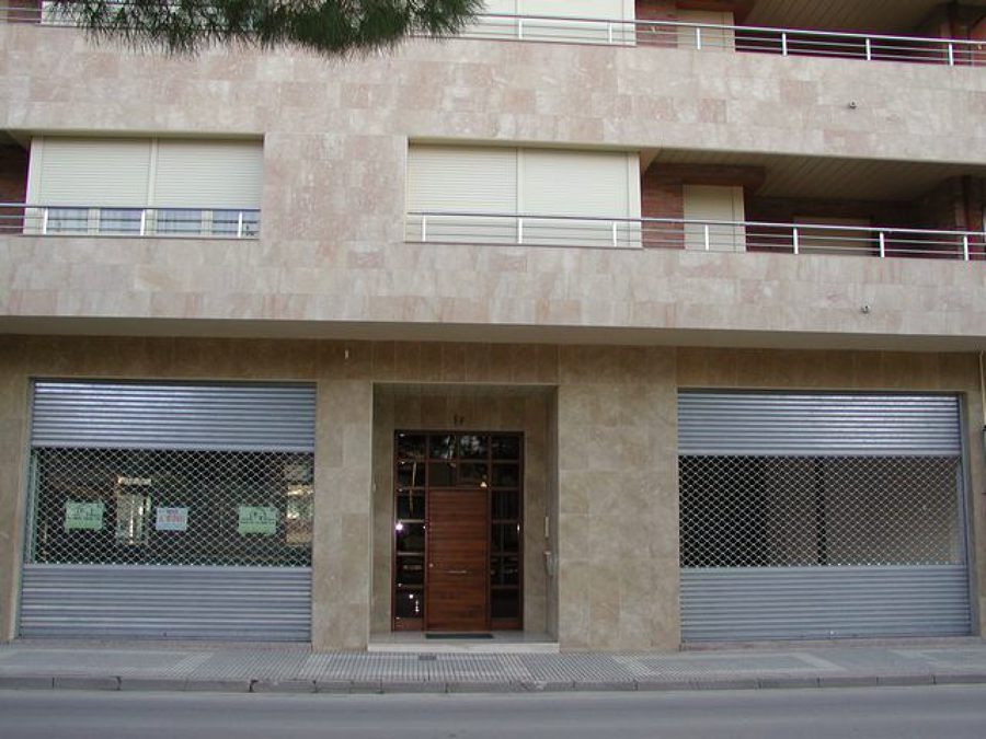 Edificio de viviendas, locales comerciales y aparcamiento.