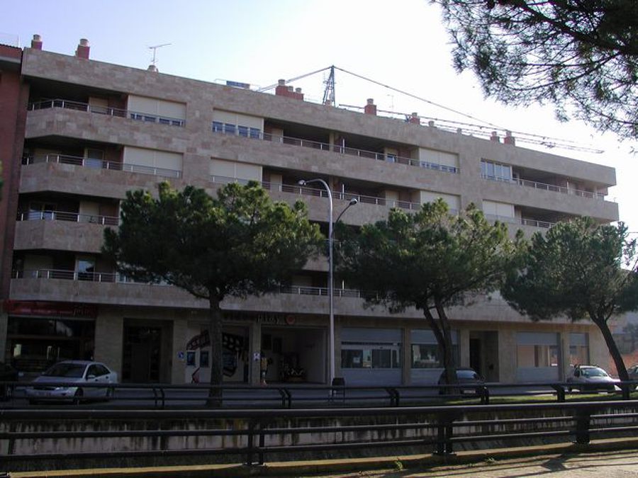 Edificio de viviendas, locales comerciales y aparcamiento.