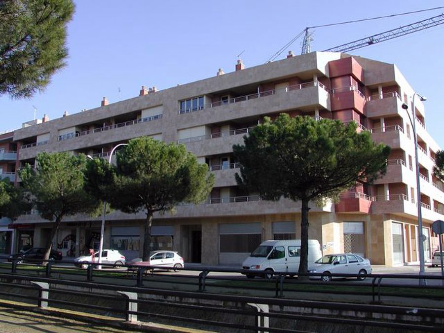 Edificio de viviendas, locales comerciales y aparcamiento.