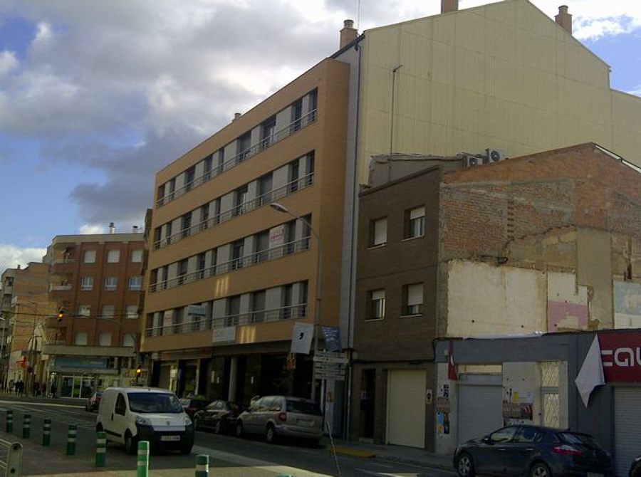 Edificio de viviendas, locales comerciales y aparcamiento.