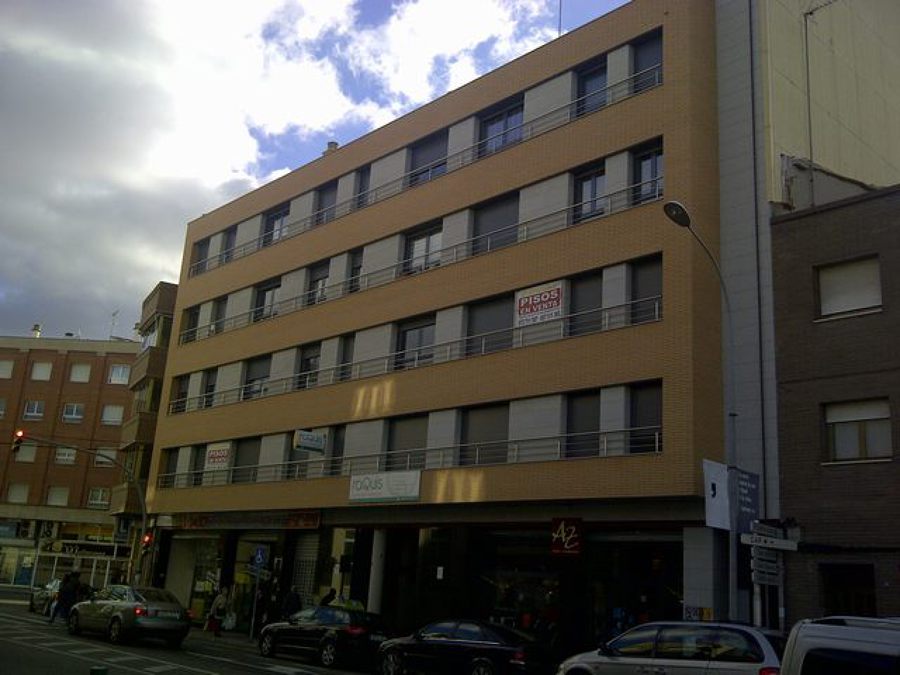 Edificio de viviendas, locales comerciales y aparcamiento.