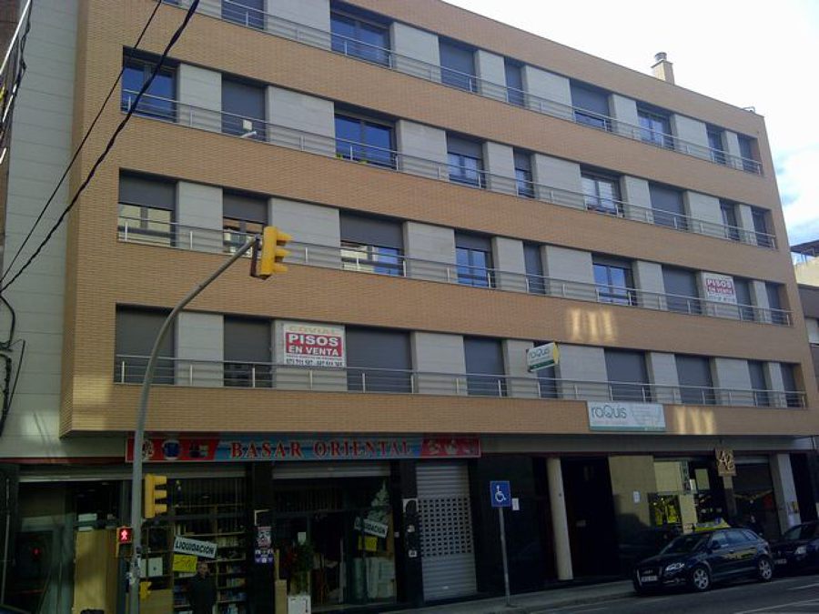 Edificio de viviendas, locales comerciales y aparcamiento.