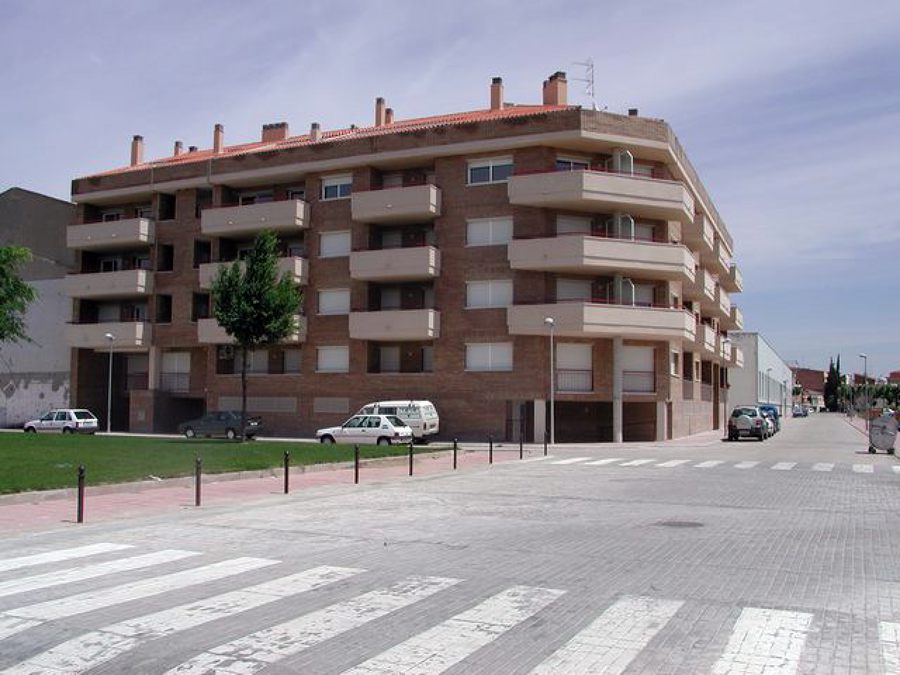 Edificio de viviendas y aparcamiento.