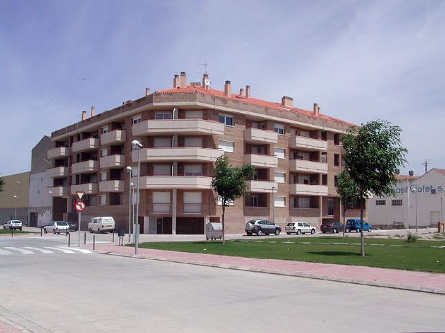 Edificio de viviendas y aparcamiento.