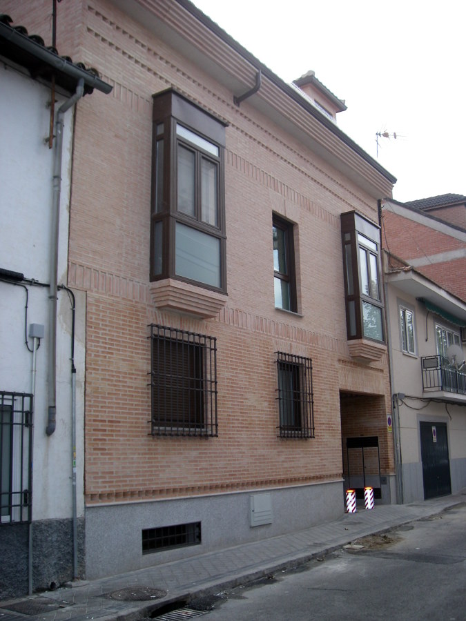 EDIFICIO DE VIVIENDAS Y GARAJE