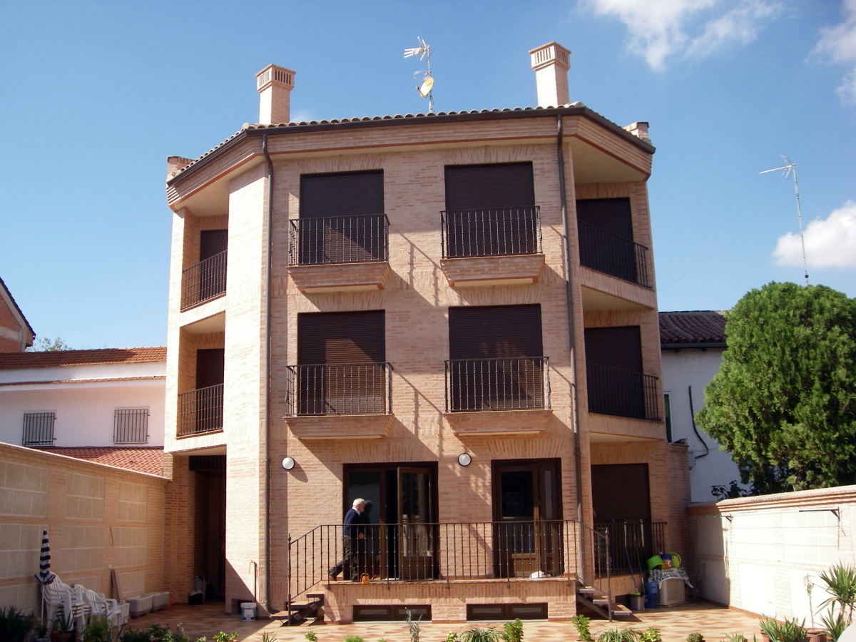 EDIFICIO DE VIVIENDAS Y GARAJE