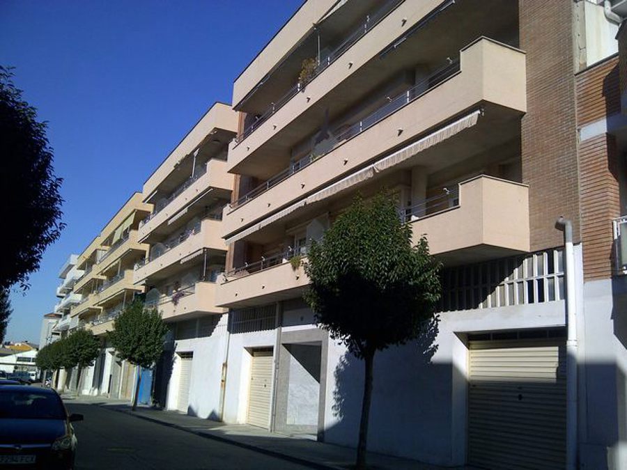 Edificio de viviendas y locales comerciales.