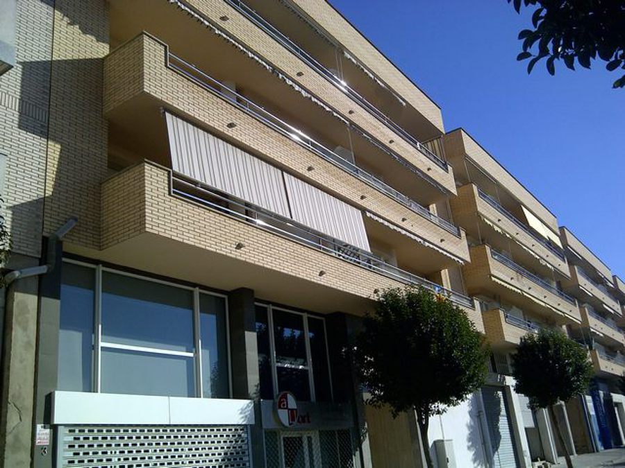 Edificio de viviendas y locales comerciales.