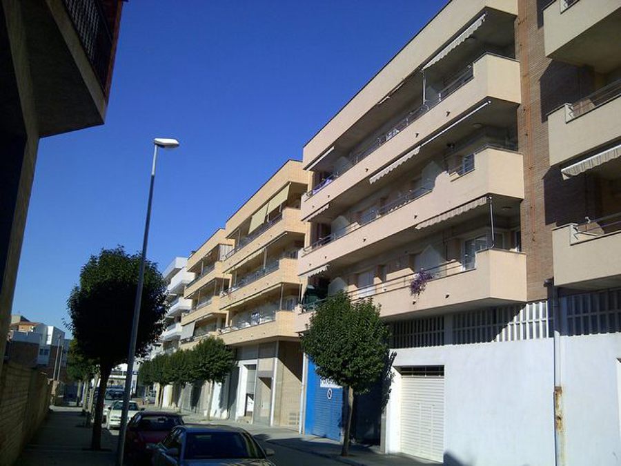 Edificio de viviendas y locales comerciales.