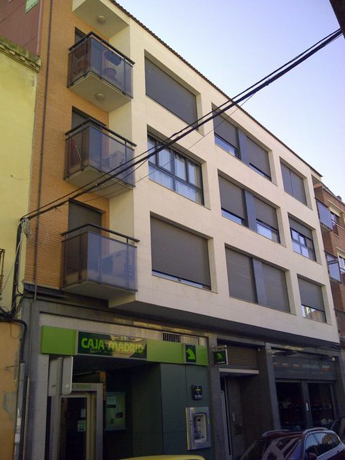 Edificio de viviendas y locales comerciales.
