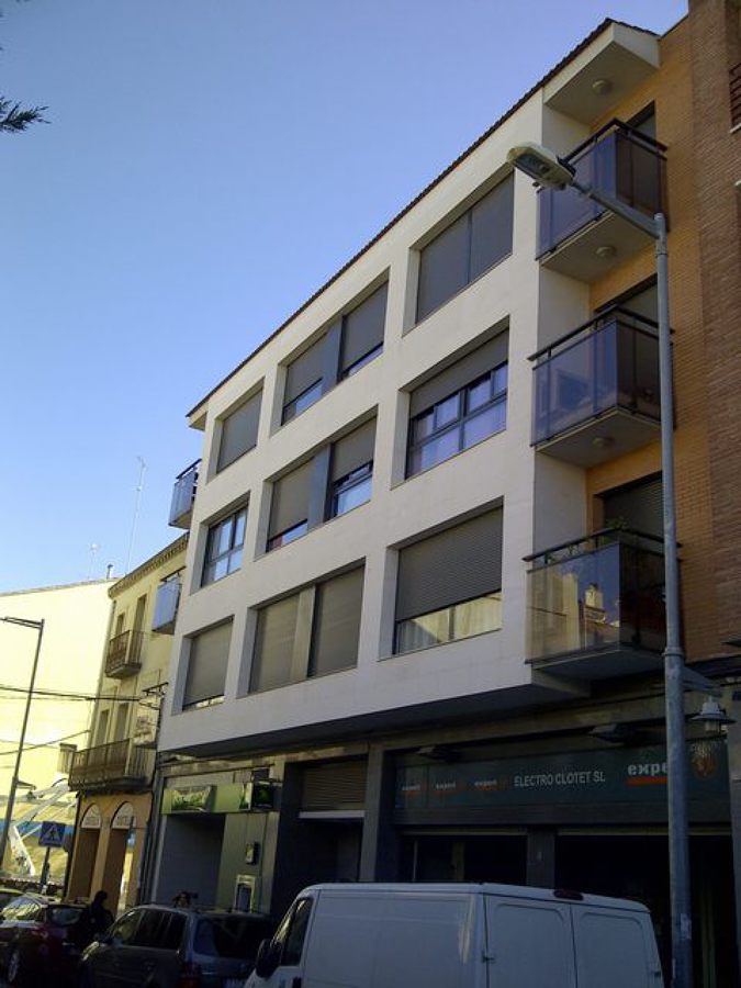 Edificio de viviendas y locales comerciales.