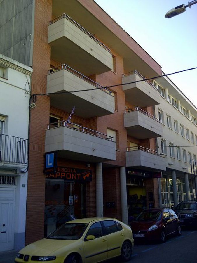 Edificio de viviendas y locales comerciales.