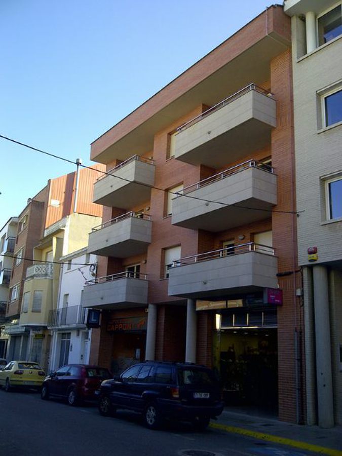 Edificio de viviendas y locales comerciales.