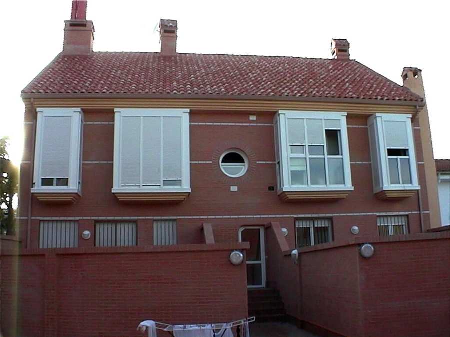 EDIFICIO DE VIVIENDAS Y PLAZAS DE GARAJE