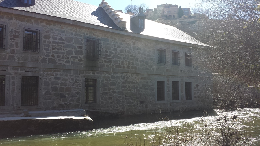 EDIFICIO MUSEO JUNTO AL RIO
