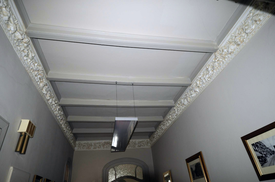 EHABILITACION PISO SEÑORIAL: Detalle tallas y escocias